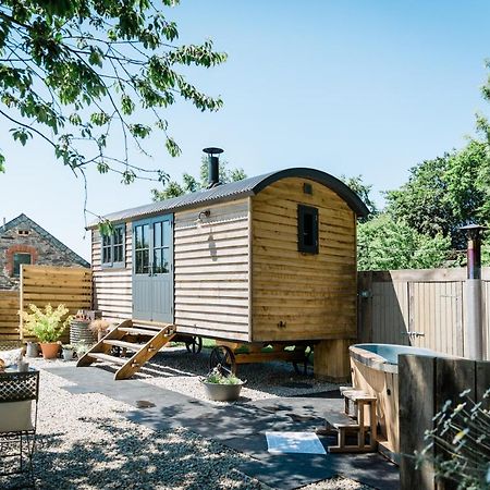 Boutique Cornish Shepherd'S Hut With Hot Tub Launceston Bagian luar foto