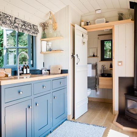 Boutique Cornish Shepherd'S Hut With Hot Tub Launceston Bagian luar foto