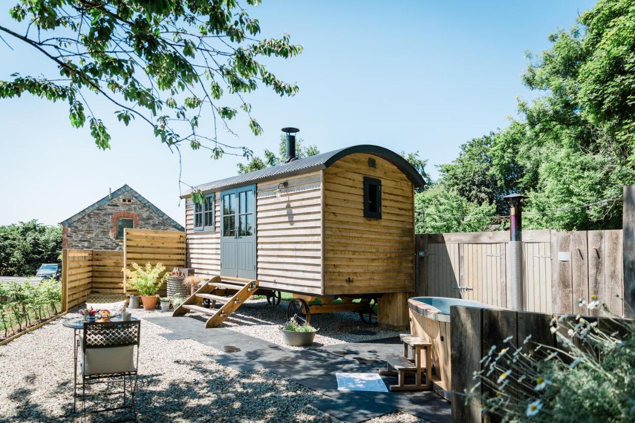 Boutique Cornish Shepherd'S Hut With Hot Tub Launceston Bagian luar foto